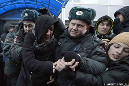 Учителя уволили за участие в пикете против запрета гей-пропаганды Учителя уволили за участие в пикете против запрета гей-пропаганды